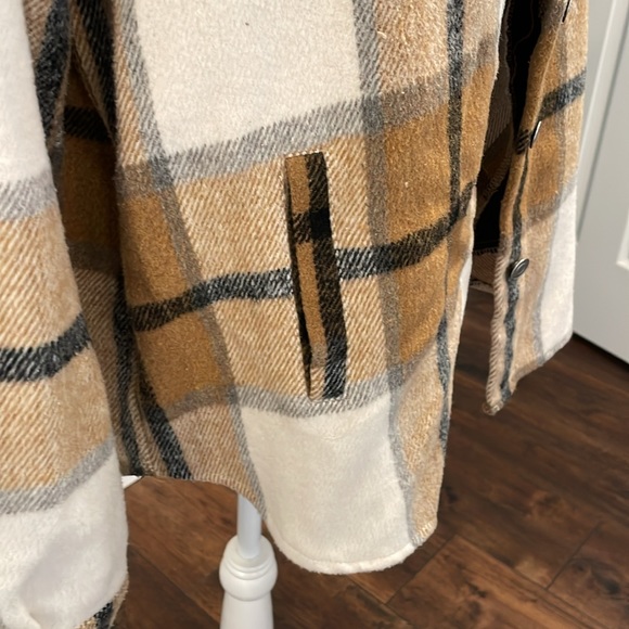 Shacket Size Small - Picture 3 of 6